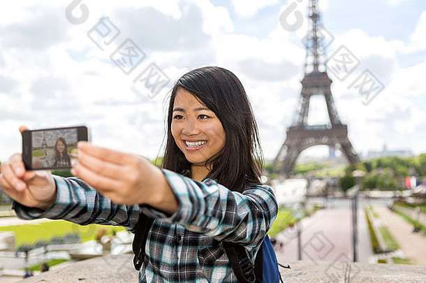 视图年轻的有吸引力的亚洲旅游巴黎采取自拍