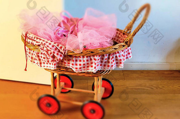 可爱的古董粉红色的娃娃马车荷兰