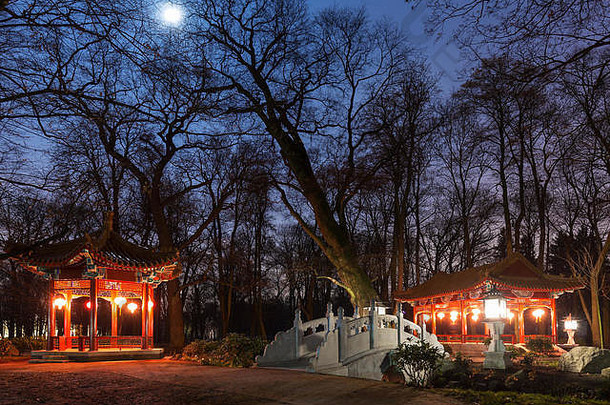 传统的中国人展馆瓦津基公园华沙晚上