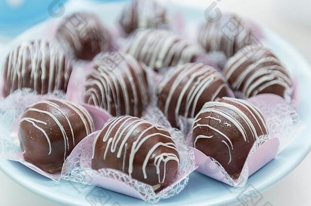关闭奢侈品桩巧克力糖果各种各样的巧克力糖果黑暗巧克力糖果球周年纪念日婚礼聚会，派对美味的tast