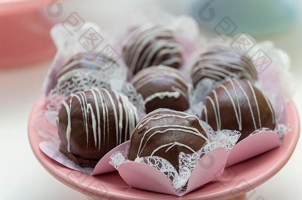 关闭奢侈品桩巧克力糖果各种各样的巧克力糖果黑暗巧克力糖果球周年纪念日婚礼聚会，派对美味的tast