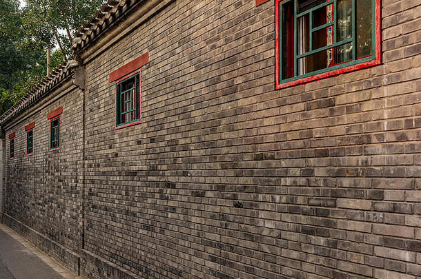 狭窄的小巷传统的胡同北京日出