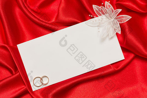 邀请卡婚礼环红色的丝绸