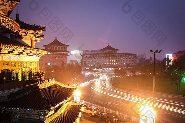 视图传统的中国人建筑晚上交通灯影响咸阳中国