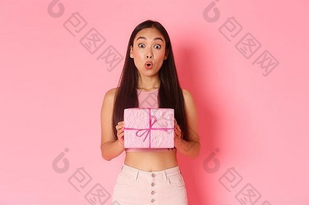 假期庆祝活动生活方式概念惊讶感兴趣亚洲女孩庆祝生日收到包装礼物内部