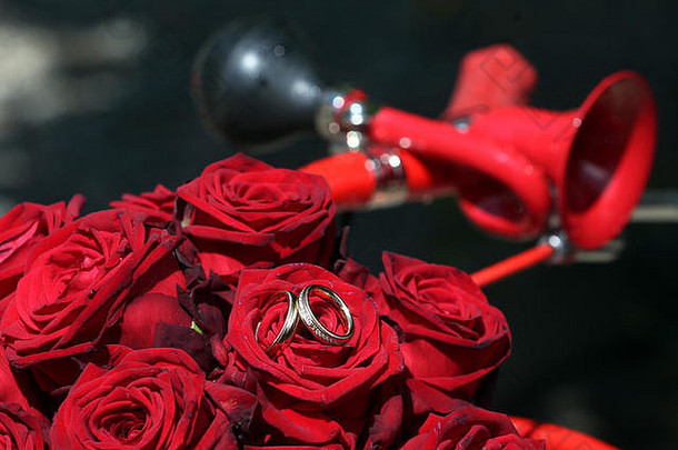 红色的玫瑰红色的自行车角装修婚礼环