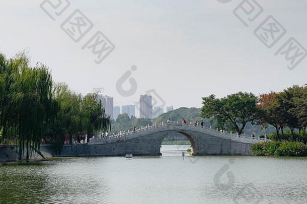 白色石头人行桥中国人花园lacated现代建筑武汉湖北中国