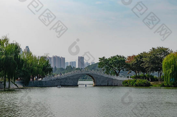 白色石头人行桥中国人花园lacated现代建筑<strong>武汉湖</strong>北中国