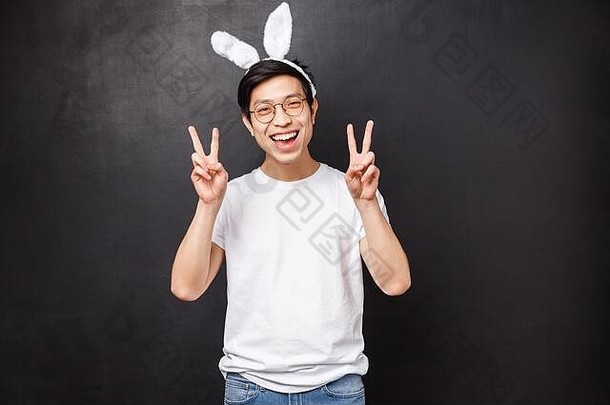 假期聚会，派对复活节概念快乐的亚洲可爱的的家伙兔子耳朵眼镜显示和平迹象卡哇伊庆祝正统的一天