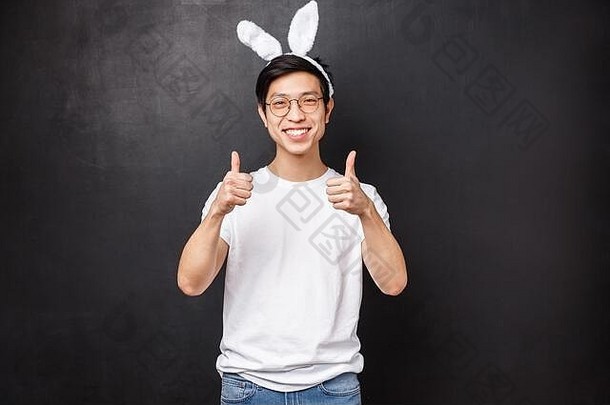 假期聚会，派对复活节概念肖像可爱的有趣的亚洲年轻的的家伙兔子耳朵推荐给好建议保证质量
