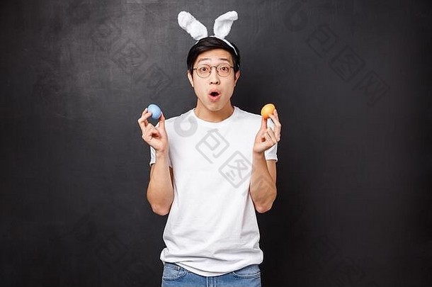 假期聚会，派对复活节概念惊讶年轻的亚洲的家伙兔子耳朵持有画鸡蛋学习女朋友传统开放口