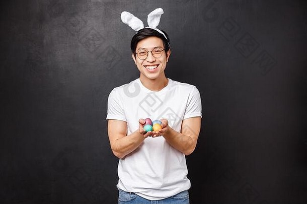假期聚会，派对复活节概念肖像温柔的友好的微笑亚洲的家伙兔子耳朵给画鸡蛋治疗正统的