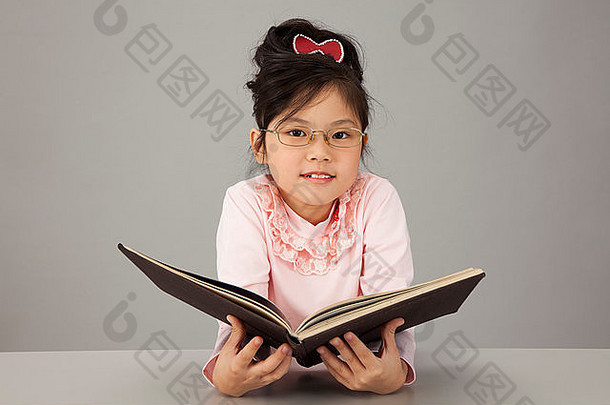亚洲中国人女孩持有书公开