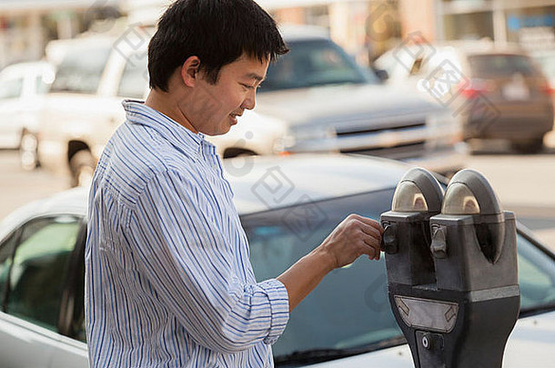 中国人男人。把钱停车计