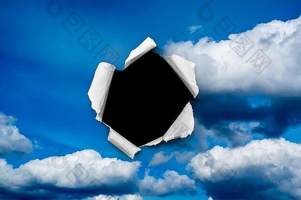洞一天天空撕裂边缘纸孤立的黑色的Copyspace背景中心概念全球气候改变