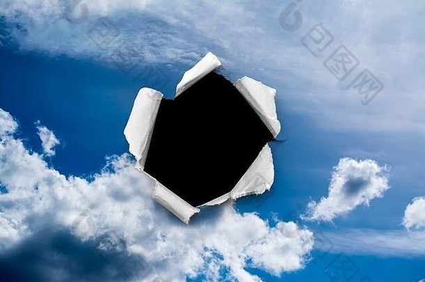 洞一天天空撕裂边缘纸孤立的黑色的Copyspace背景中心概念全球气候改变