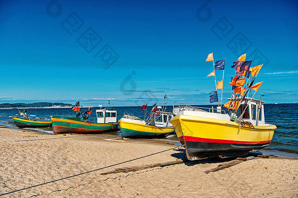 船船舶捕捞海洋船色彩斑斓的旗帜停泊海滩阳光明媚的一天蓝色的海天空背景