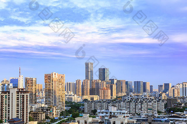 景观城市天际线黄昏空中视图摩天大楼现代办公室建筑蓝色的天空背景福州福建中国