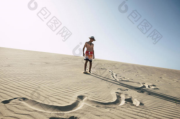 失去了幸福中间沙漠沙子沙丘年轻的快乐男孩少年享受假期海滩清晰的蓝色的天空背景泳衣迹象沙子夏天一天