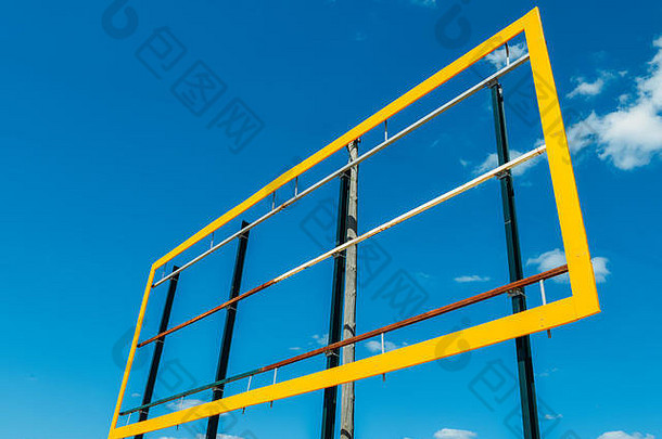 空白广告牌黄色的框架蓝色的天空背景