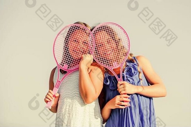 运动孩子们好玩的快乐的孩子们快乐童年积极的女孩团队小女孩粉红色的网球球拍夏天休闲体育运动游戏活跃的生活孩子们玩网球蓝色的天空背景