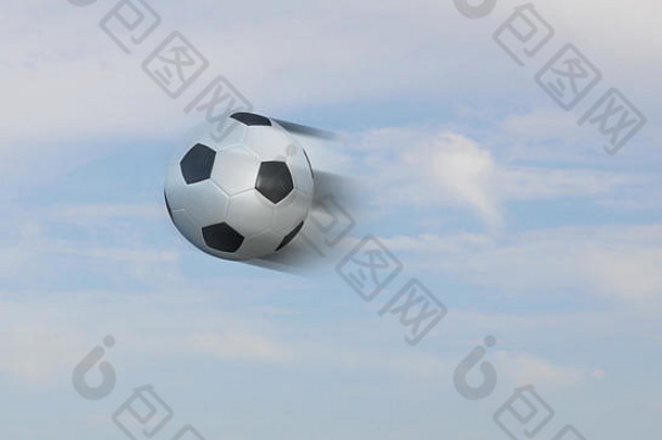 足球定格速度模糊效果蓝色的天空背景