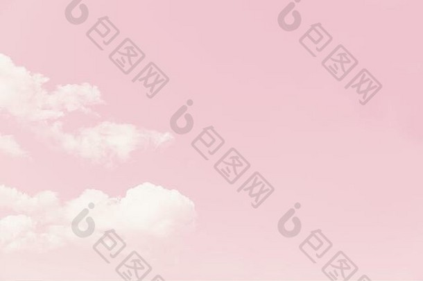 美丽的白色软毛茸茸的云苍白的粉红色的天空背景