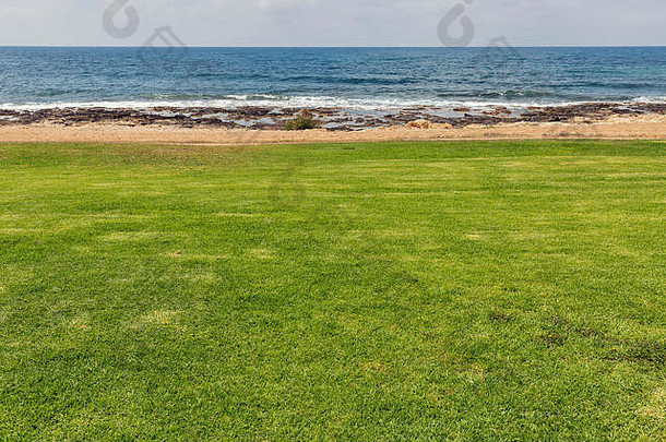 海滩海景绿色草坪上海天空地中海海
