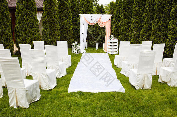 婚礼拱装饰布在户外美丽的婚礼集婚礼仪式绿色草坪上花园部分节日装饰