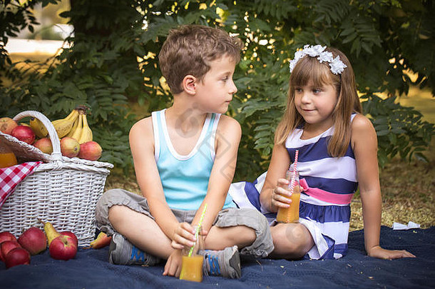 快乐可爱的女孩男孩坐着毯子公园玩美丽的阳光明媚的夏天一天其他的眼睛