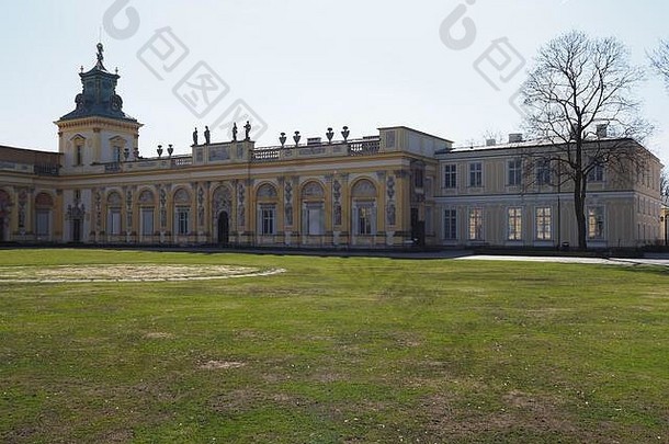 长满草的主要院子里外观宫欧洲华沙资本城市波兰3月
