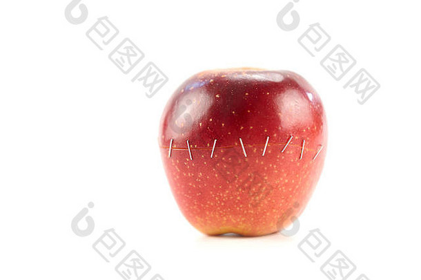 半红色的苹果举行斯台普斯孤立的白色背景