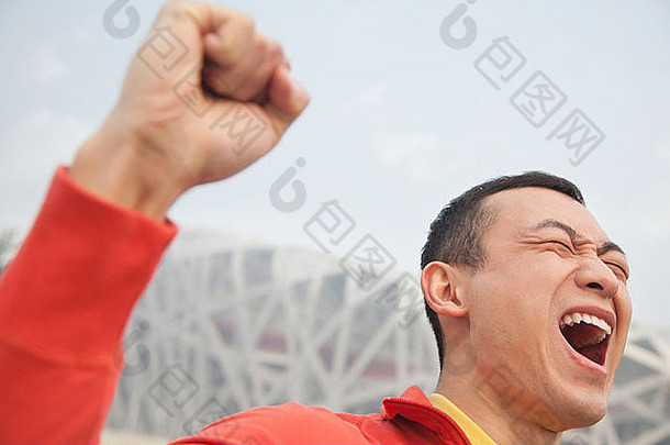 确定年轻的男人。拳头空气特写镜头北京