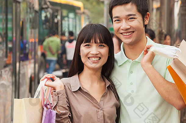 肖像微笑年轻的夫妇公共汽车停止北京中国