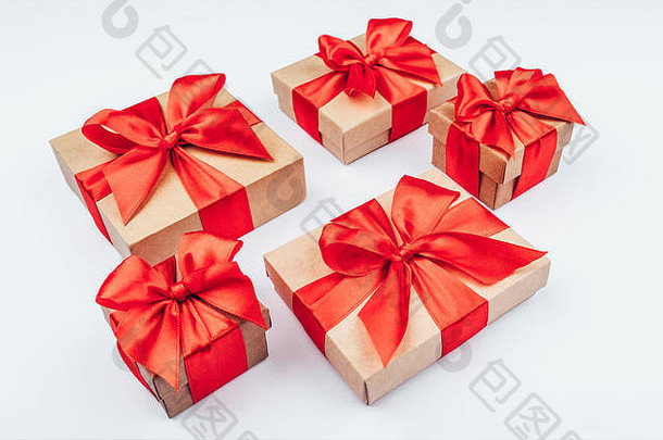 纸板礼物盒子红色的弓白色背景