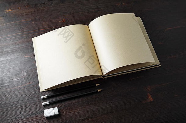 打开书小册子空白卡夫纸页面铅笔橡皮擦木表格背景