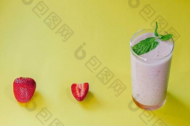 最小的视图草莓切片草莓奶昔柔和的黄色的背景复制空间