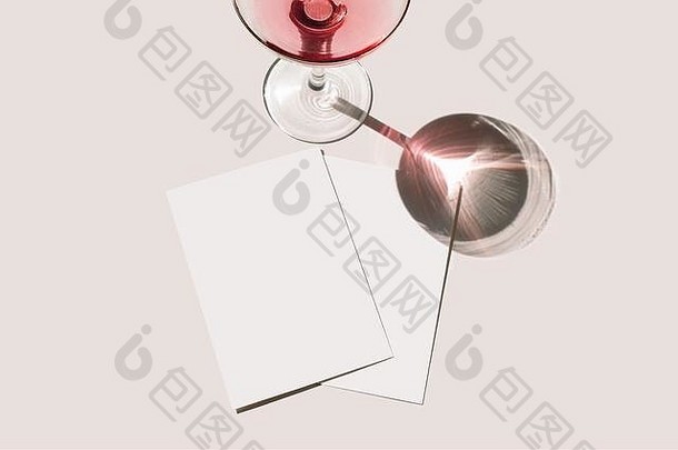夏天文具生活场景玻璃红色的酒鸡尾酒长影子空白问候卡片原型场景粉红色的表格背景阳光