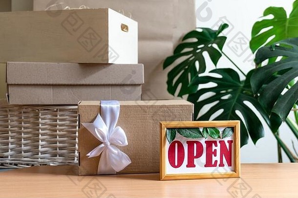 很多工艺纸盒子保持标志开放概念交付服务包装订单客户