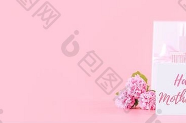 母亲的一天假期礼物设计概念粉红色的康乃馨花花束包装盒子孤立的光粉红色的背景复制空间