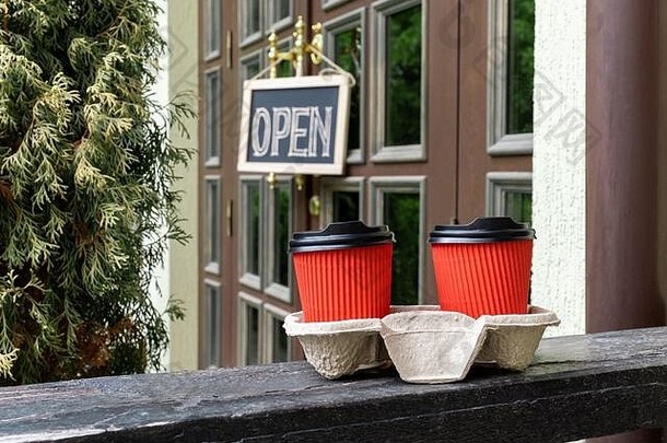 杯咖啡通过咖啡馆标志开放概念交付服务包装订单客户
