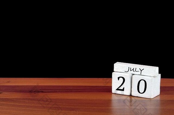7月日历月天月反映了日历木地板上黑色的背景