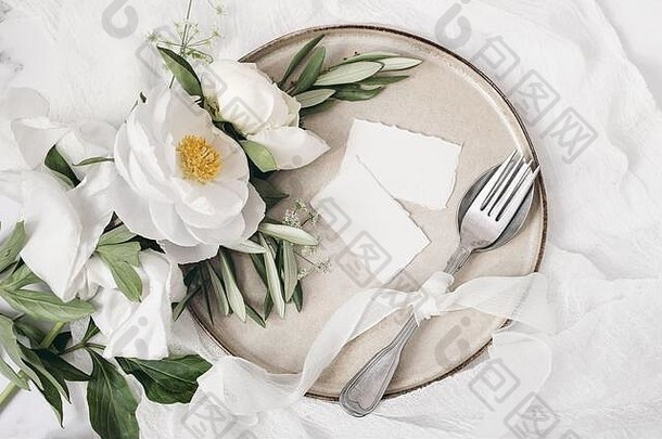 节日夏天婚礼场景大理石表格设置餐具橄榄分支机构白色牡丹花瓷器板丝绸丝带空白的地方车