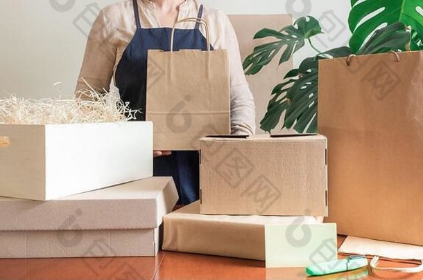 很多工艺纸袋盒子保持封隔器工人交付服务统一的包装订单客户