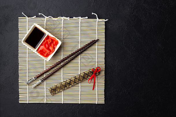 寿司筷子我是酱汁姜竹子席空板黑色的背景前视图平躺