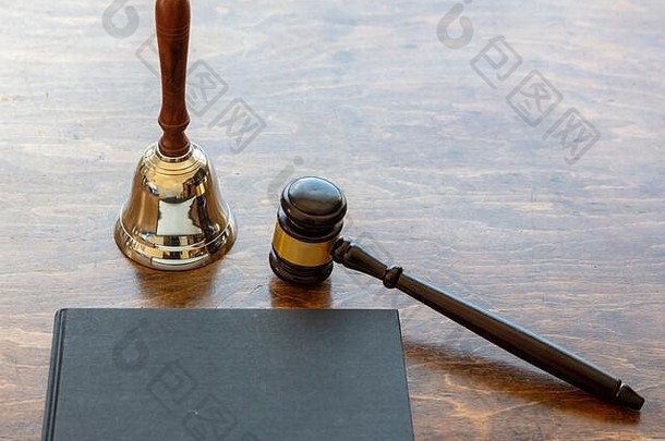 法律主题法官槌子贝尔黑色的空白法律书木桌子上背景复制空间拍卖<strong>法院</strong>表格
