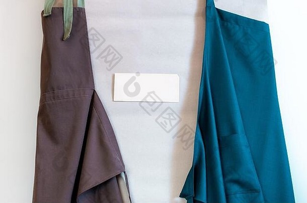 表纸蓝色的棕色（的）围裙墙概念统一的交付服务客户