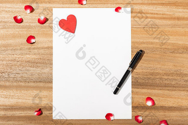 爱信白色卡红色的心形状笔木表格平躺前视图模拟爱概念