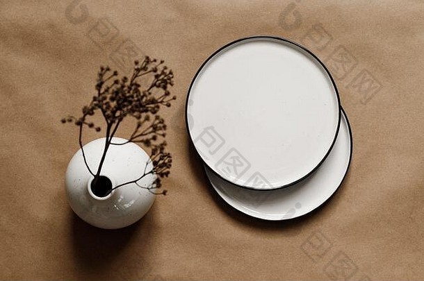 现代极简主义陶瓷盘子亚麻布卡夫纸背景自然产品食物概念前视图平躺