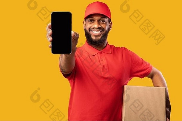 非洲快递显示智能手机空白屏幕持有盒子黄色的背景